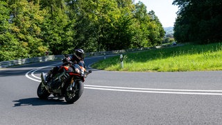 Motorradfahrer in einer Kurve, Symbolbild für Polizei warnt zum Auftakt der Motorradsaison vor zu schnellem Fahren
