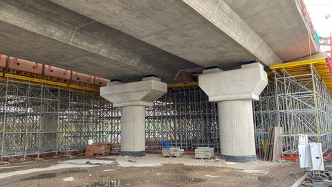 Lückenschluss an der Hochstraße Süd in Ludwigshafen: 525 Meter wurden bereits betoniert. Jetzt fehlen nur noch fünf Meter, dann ist die Fahrbahn der stehengebliebenen Weißen Hochstraße erreicht. Noch halten Gerüste das betonierte Teilstück. Nach fünf Tagen ist Beton hart und die Gerüste können abgebaut werden.