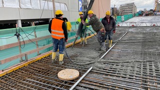 Lückenschluss an der Hochstraße Süd in Ludwigshafen: 525 Meter wurden bereits betoniert. Jetzt fehlen nur noch fünf Meter, dann ist die Fahrbahn der stehengebliebenen Weißen Hochstraße erreicht.