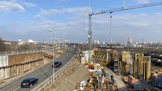 Westlich des Ludwigshafener Hauptbahnhofs hat der Bau der 440 Meter langen Westbrücke begonnen. Sie verbindet künftig die A650 mit der neuen Helmut-Kohl-Allee. Derzeit wird das erste der beiden Widerlager der Brücke betoniert.