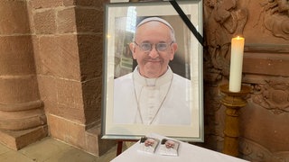 Im Dom zu Speyer wird dem verstobenen Papst Franzikus gedacht: Am Montag findet ein Requiem ihm zu Ehren statt.