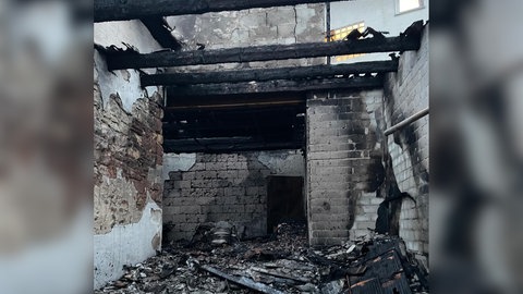 Die abgebrannten Gebäude eines Feuerwehrmanns in Wachenheim