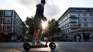 Ein Mann auf einem E-Scooter