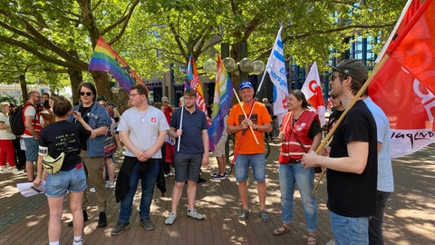 Vor der zentralen DGB-Hauptveranstaltung zum 1. Mai treffen sich Teilnehmende in Ludwigshafen