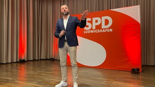 Die SPD Ludwigshafen hat mit großer Mehrheit den Unternehmer Jens Peter Gotter als Kandidaten für die Oberbürgermeisterwahl nominiert. Auf dem Parteitag in Ruchheim stimmten 93,5 Prozent der Mitglieder mit "JA".