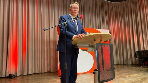 Die SPD Ludwigshafen hat mit großer Mehrheit den Unternehmer Jens Peter Gotter als Kandidaten für die Oberbürgermeisterwahl nominiert. Auf dem Parteitag in Ruchheim sagte Ministerpräsident Alexander Schweitzer, er werde Gotter im Wahlkampf unterstützen.
