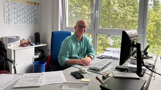 Jürgen Frenke ist Schuldnerberater in Ludwigshafen.