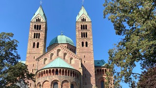 Im Speyerer Dom und in allen anderen Kirchen des Bistums Speyer läuten am Dienstagmittag 15 Minuten lang die Glocken zu Ehren des an Ostermontag in Rom verstorbenen Papstes Franziskus