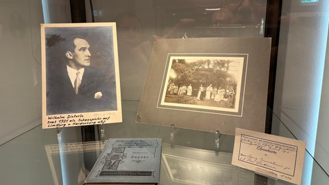 Fotos aus dem Besitz der jüdischen Opernsängerin Rosa Maas im Stadtmuseum in Bad Dürkheim: Der Museumsverband RLP hat erste Ergebnisse zur Provenienzforschung vorgestellt