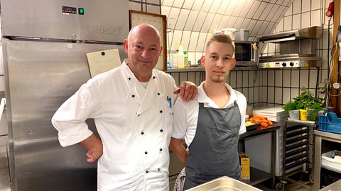 Der Chef des Ratskellers in Speyer, Gunter Braun (links) und sein Koch Fabian Remarque. Für das Restaurant sei die Senkung der Mehrwertsteuer wichtig.