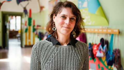 Barbara Mächtle, Schulleiterin der Gräfenauschule, steht in einem Flur der Grundschule.
