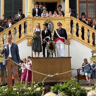 Das Brautpaar und der Geißbock in Deidesheim während der Versteigerung. Seit 2025 ist die Tradition UNESCO-Kulturerbe.