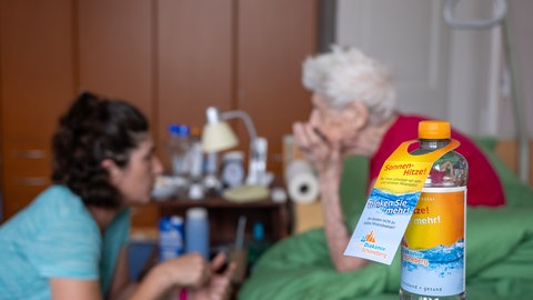 Was tun bei Hitze? Eine Seniorin wir beim Hausbesuch von einer Krankenpflegerin beraten (Archivbild)