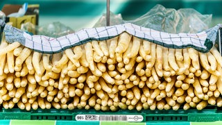 Spargel wird auf dem Wochenmarkt in einer Innenstadt angeboten. Die Spargelsaison 2025 war in der Pfalz durchwachsen.