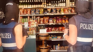Polizeibeamte durchsuchten unter anderem ein Kiosk bei einer Großrazzia in Ludwigshafen und im Rhein-Pfalz-Kreis..