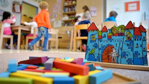Spielende Kinder in Kita (Sujetbild). In der Kita Kallstadt war es zu heiß.
