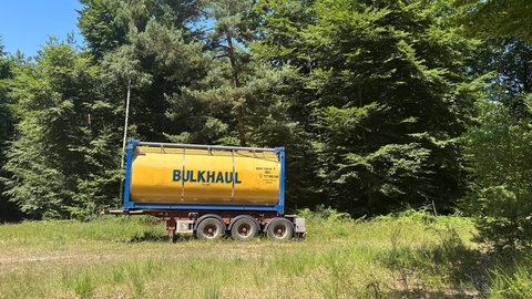 Zwei solcher Löschwasser-Container stehen jetzt an zwei Stellen mitten im Pfälzerwald im Forstamtsbereich Bad Dürkheim. Sie sollen bei Waldbränden helfen.
