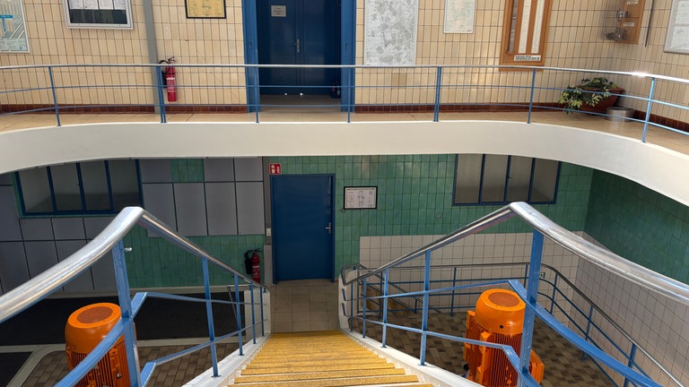 Treppe führt in den Keller zu den Wasserpumpen im Wasserwerk