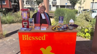 Anke Lind am Stand der evangelischen Kirche