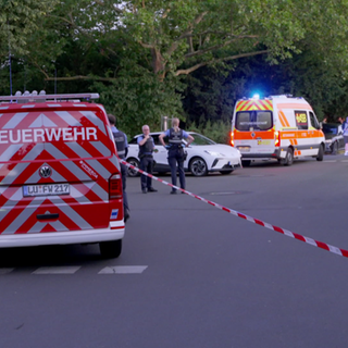 Einsatzkräfte von Polizei und Feuerwehr am Tatort der Schlägerei in Ludwigshafen. 20 Personen waren an der Auseinandersetzung beteiligt, mehrere von ihnen wurden verletzt. 