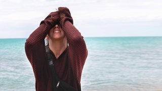 Frau ist verzweifelt am Strand (Symbolbild)  Mit dem Start der Sommerferien wächst für manche Mädchen und junge Frauen die Gefahr, Opfer von Zwangsverheiratung zu werden. Davor warnt die Frauenrechtsorganisation SOLWODI in Ludwigshafen.