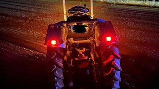 Am Mittwoch kam es auf der Landstraße zwischen Gommersheim und Geinsheim zu einem Verkehrsunfall, bei dem ein 24 Jahre alter Traktorfahrer vom Fahrersitz geschleudert und schwer verletzt wurde. 