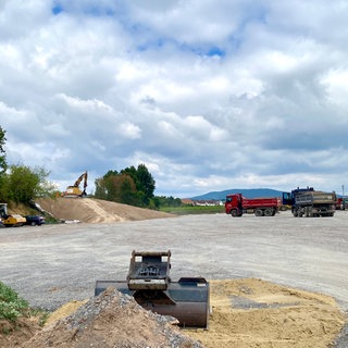 Schäden und Bauarbeiten am Bahndamm vor Bad Dürkheim: Die Stadt fürchtet wegen der fehlenden Bahnanbindung ein Verkehrschaos beim Wurstmarkt.
