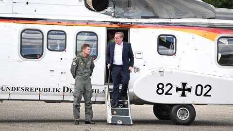 Bundesverteidigungsminister Boris Pistorius (SPD) steigt am 17. Juli nach seiner Landung bei der Südpfalz-Kaserne in Germersheim aus dem Hubschrauber