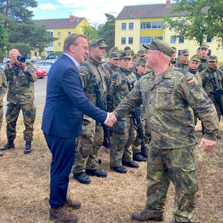 Bundesverteidigungsminister Pistorius (SPD) wird in der Südpfalzkaserne in Germersheim begrüßt