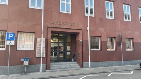 Der Eingang zum Landgericht in Frankenthal. Hier ist ein Mann wegen schweren sexuellen Kindesmissbrauchs zu einer Haftstrafe verurteilt worden. Die Verteidigung legte Revision ein.