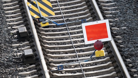 Ein rotes Schild sperrt ein Gleis (Symbolbild). 