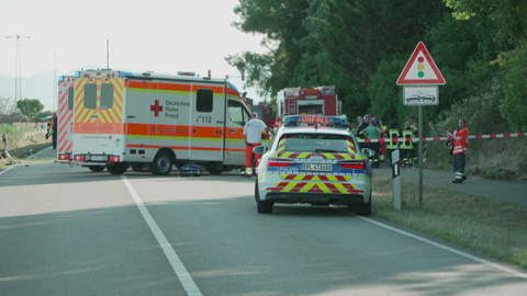 Eine Frau ist am Freitag beim Überholen auf der Bundesstraße 272 zwischen Essingen und Hochstadt ums Leben gekommen