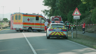 Eine Frau ist am Freitag beim Überholen auf der Bundesstraße 272 zwischen Essingen und Hochstadt ums Leben gekommen