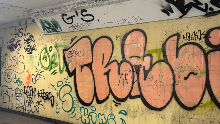 Buntes Graffiti bei einer Bahnhofsunterführung