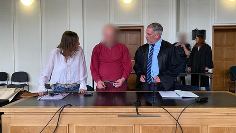 Ein Mann hat eine Seniorin in Ludwigshafen vergewaltigt, misshandelt und ausgeraubt. Das Landgericht in Frankenthal hat am Dienstag entschieden: Er muss für 13 Jahre in Haft.