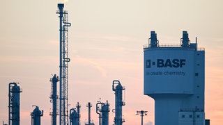 Der Schriftzug "BASF" ist an einer Industrieanlage auf dem Gelände des Chemieunternehmens BASF angebracht. Bei einem Unfall mit Säure wurde ein Mitarbeiter verletzt