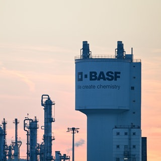 Der Schriftzug "BASF" ist an einer Industrieanlage auf dem Gelände des Chemieunternehmens BASF angebracht. Bei einem Unfall mit Säure wurde ein Mitarbeiter verletzt