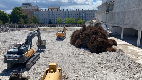 Der Abriss des 70 Meter hohen Rathaus-Turms in Ludwigshafen beginnt Anfang September. Die ehemaligen Einkaufspassagen westlich und östlich des Turms sind bereits beseitigt.