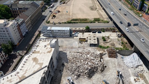 Der Abriss des 70 Meter hohen Rathaus-Turms in Ludwigshafen beginnt Anfang September. Die ehemaligen Einkaufspassagen westlich und östlich des Turms sind bereits beseitigt.