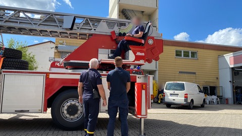 Feuerwehrmänner der Ukraine werden eingearbeitet. Die Freiwillige Feuerwehr aus Neustadt schult die Feuerwehrmänner aus der Ukraine an ihren gespendeten Fahrzeugen.