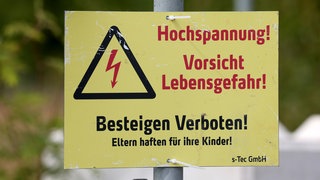 Zwei Teenager sind am Bahnhof Wörth auf einen Güterwaggon gestiegen - einer ist kurz darauf gestorben, ein anderer schwebt immer noch in Lebensgefahr