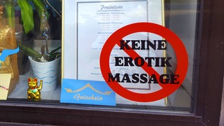 Ein Massagesalon hat im Fenster den Aufdruck: Keine Erotik - Symbolbild: Illegale Zwangsprostitution in Massagesalons - ein Problem in der Pfalz?