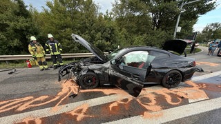 Der verunfallte Pkw auf der A61 bei Speyer: Ein 24-Jähriger hat am Dienstagabend die Kontrolle über sein Fahrzeug verloren und wurde leicht verletzt.