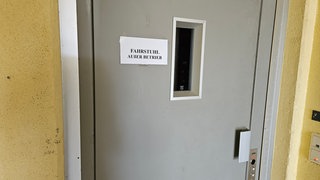 In einem Hochhaus in der Von-Denis-Straße in Limburgerhof ist seit Wochen der Aufzug kaputt. Manch ältere Bewohner sind dadurch regelrecht gefangen.