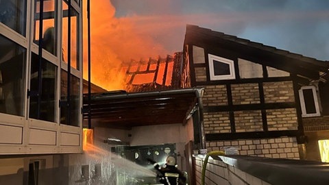 Feuerwehr löscht am Sonntagmorgen einen Dachstuhlbrand in Haßloch. 