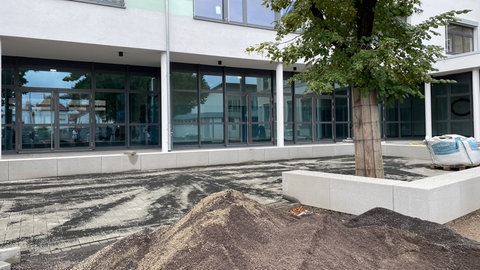 Der Neubau hinter dem Schulhof der Schillerschule in Ludwigshafen ist fertig.