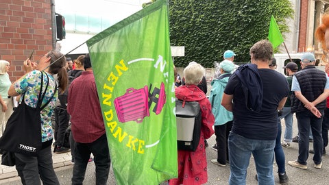 Vor dem Ernst-Bloch-Zentrum in Ludwigshafen hatten sich am Morgen Demonstranten vom "Netzwerk gegen Joachim Paul" versammelt