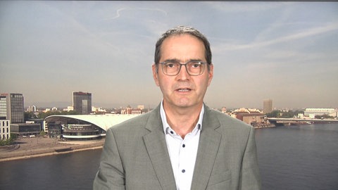 Das Bild zeigt Harmut Reitz. Er ist der Leiter des SWR Studios Ludwigshafen.