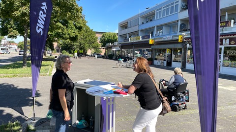 SWR-Mitarbeiterinnen Nicole Völkering (links) und Bettina Blum (rechts) am SWR-Stand in Ludwigshafen-Gartenstadt.