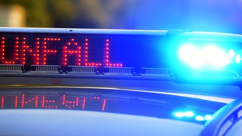 Schriftzug "Unfall" leuchtet auf einem Polizeiauto (Symbolbild)